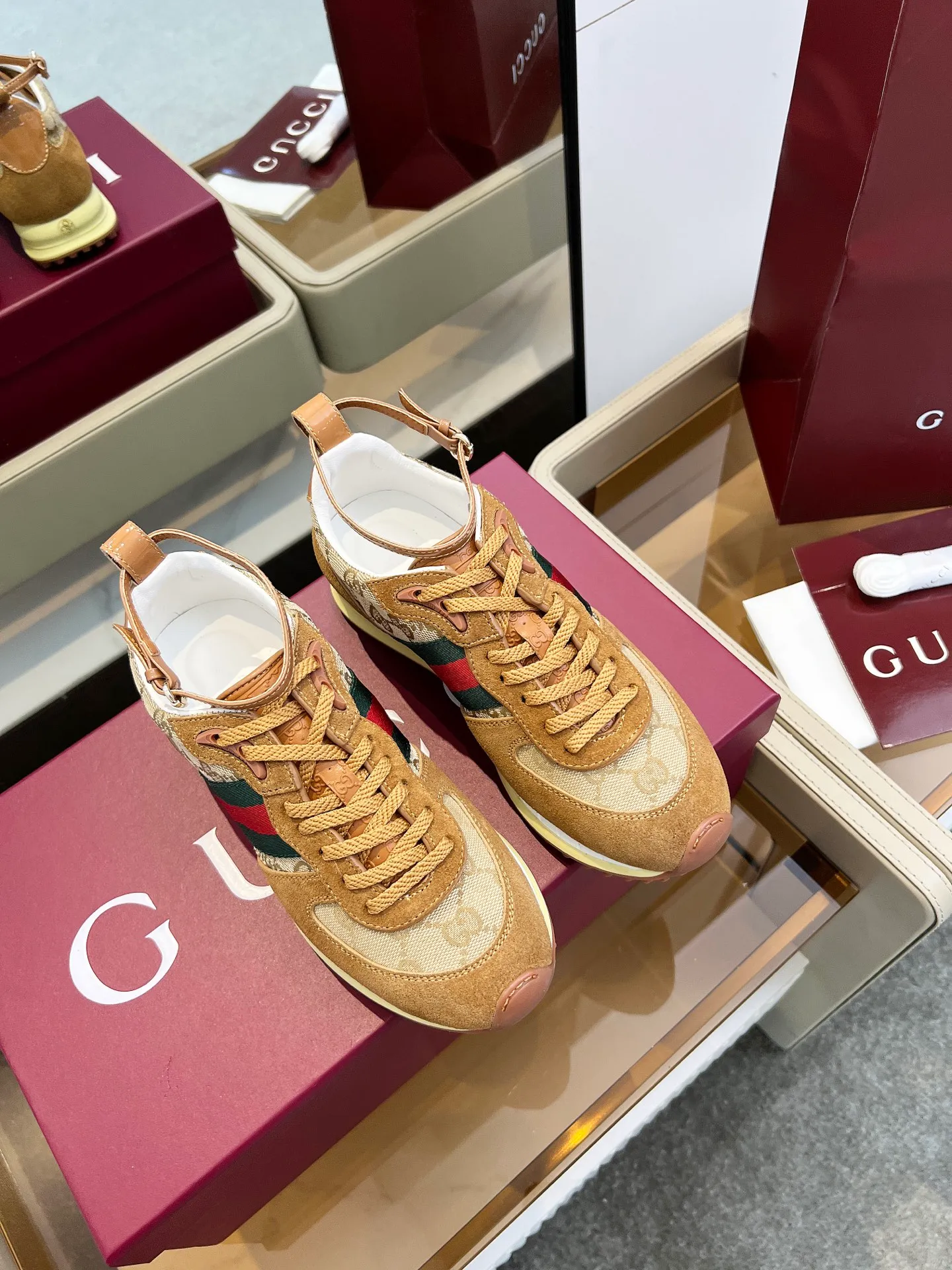 👟👟Ex-factory price 620👟👟 The design of Gucci's new casual shoes is simply amazing. The classic double G logo is matched with retro red and green webbing. It is fashionable and high-end. It is completely the top element in the fashion circle. It is highly recognizable when worn and keeps turning heads. 💯 The upper is soft and breathable, and the upper foot is comfortable! The soles are made of special cushioning material, so your feet won’t get tired no matter how much you walk. They are perfect for daily commuting, shopping, and traveling. Code number 40-45
